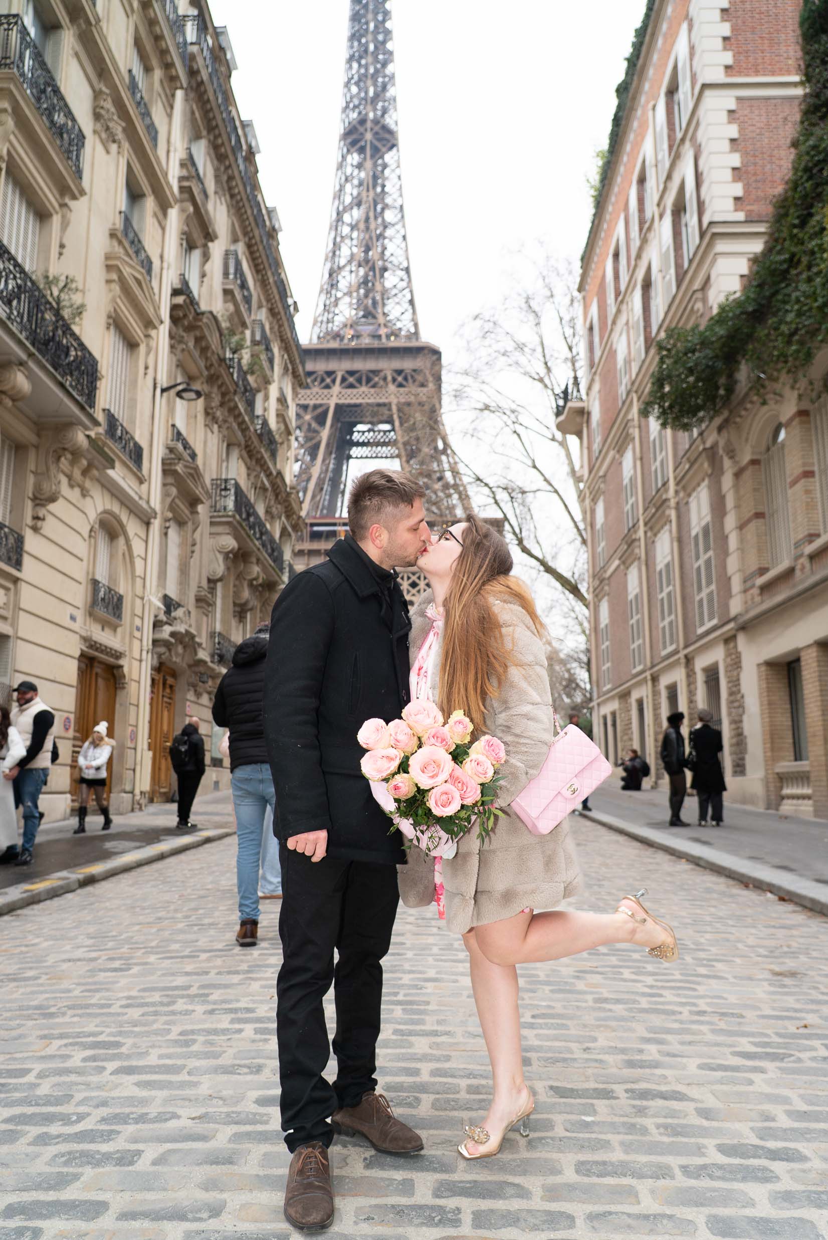 Portrait couple spot photo Tour Eiffel Paris — Rue de l'Université