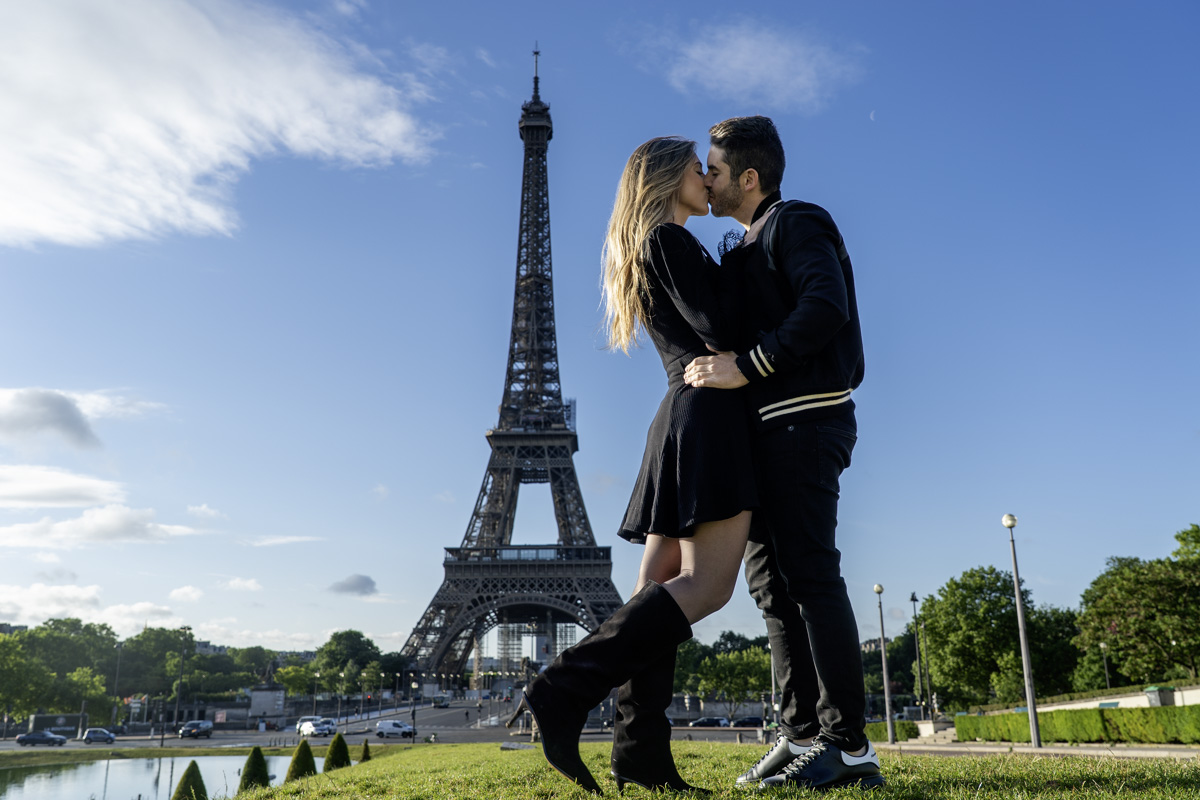 Couple s'embrassant au lever du soleil au Trocadéro, photoshoot Paris Tour Eiffel